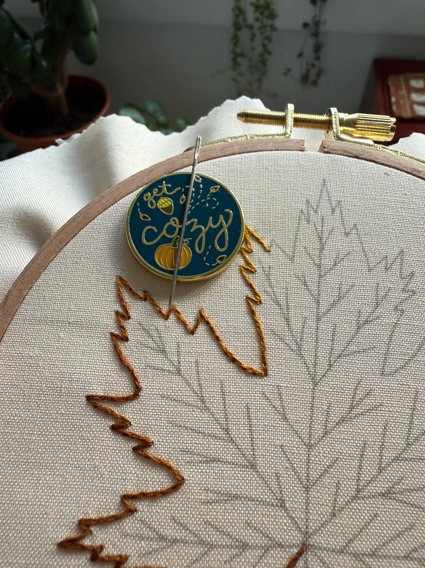 Needle Minder Cozy | Gold Enamel Magnetic Needle Minder