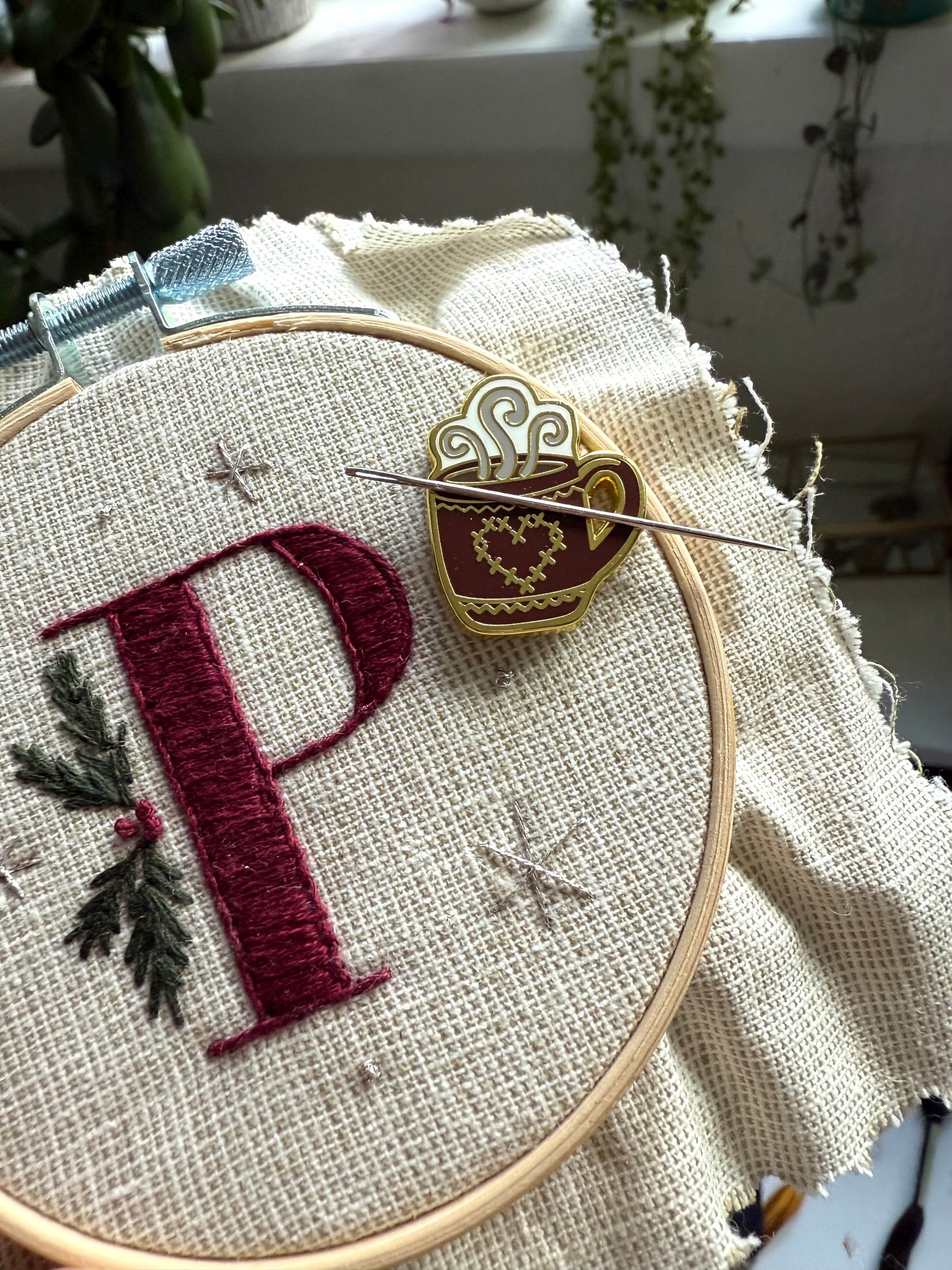 Needle Minder Mug | Gold Enamel Magnetic Needle Minder