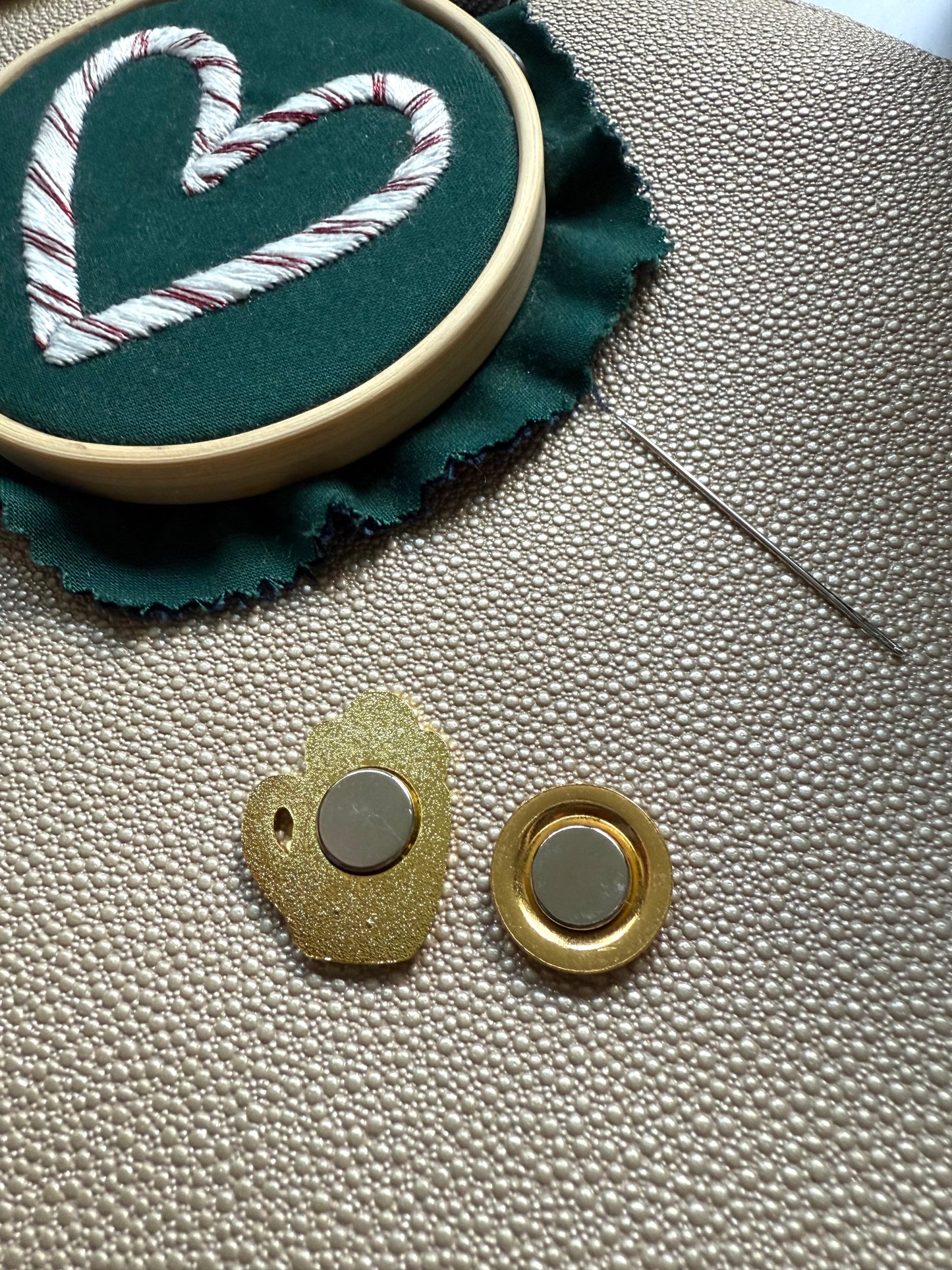 Needle Minder Mug | Gold Enamel Magnetic Needle Minder