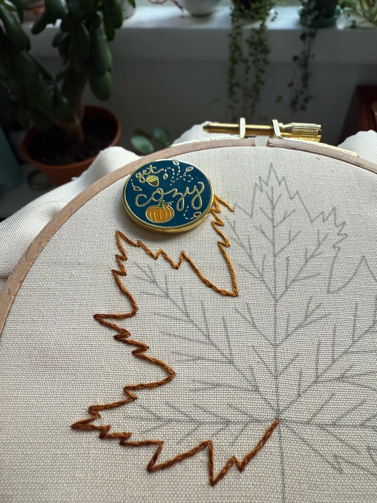 Needle Minder Cozy | Gold Enamel Magnetic Needle Minder