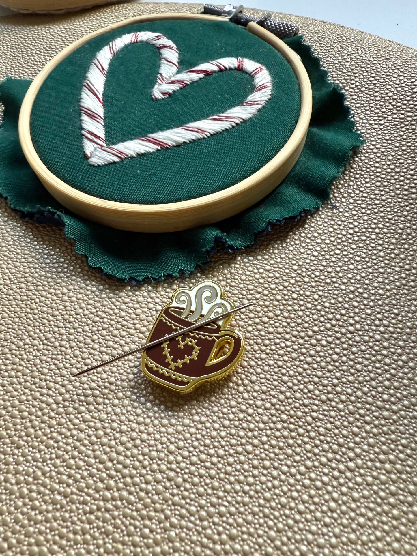 Needle Minder Mug | Gold Enamel Magnetic Needle Minder