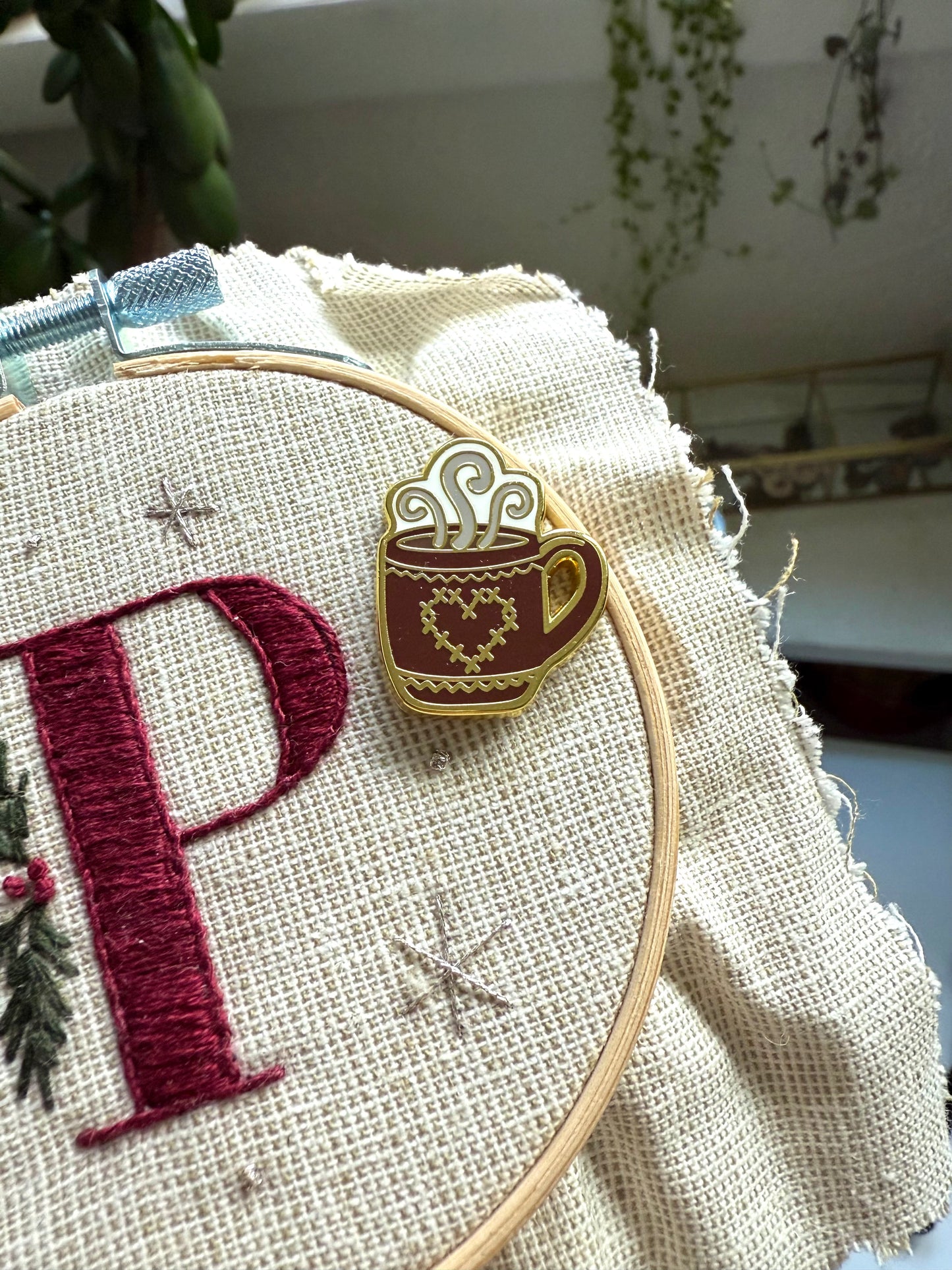 Needle Minder Mug | Gold Enamel Magnetic Needle Minder